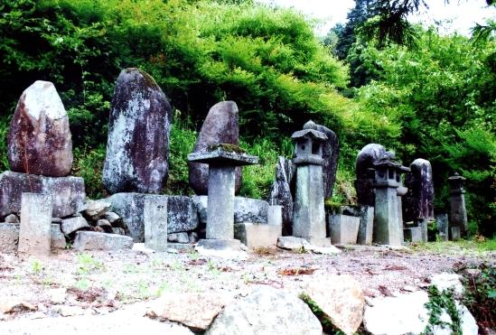 石碑のお墓が6つほど並んでいる志道家墓所の写真