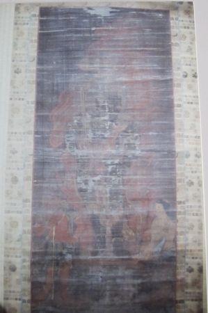 うっすらと描かれている絹本着色不動明王二童子像の絵画の写真