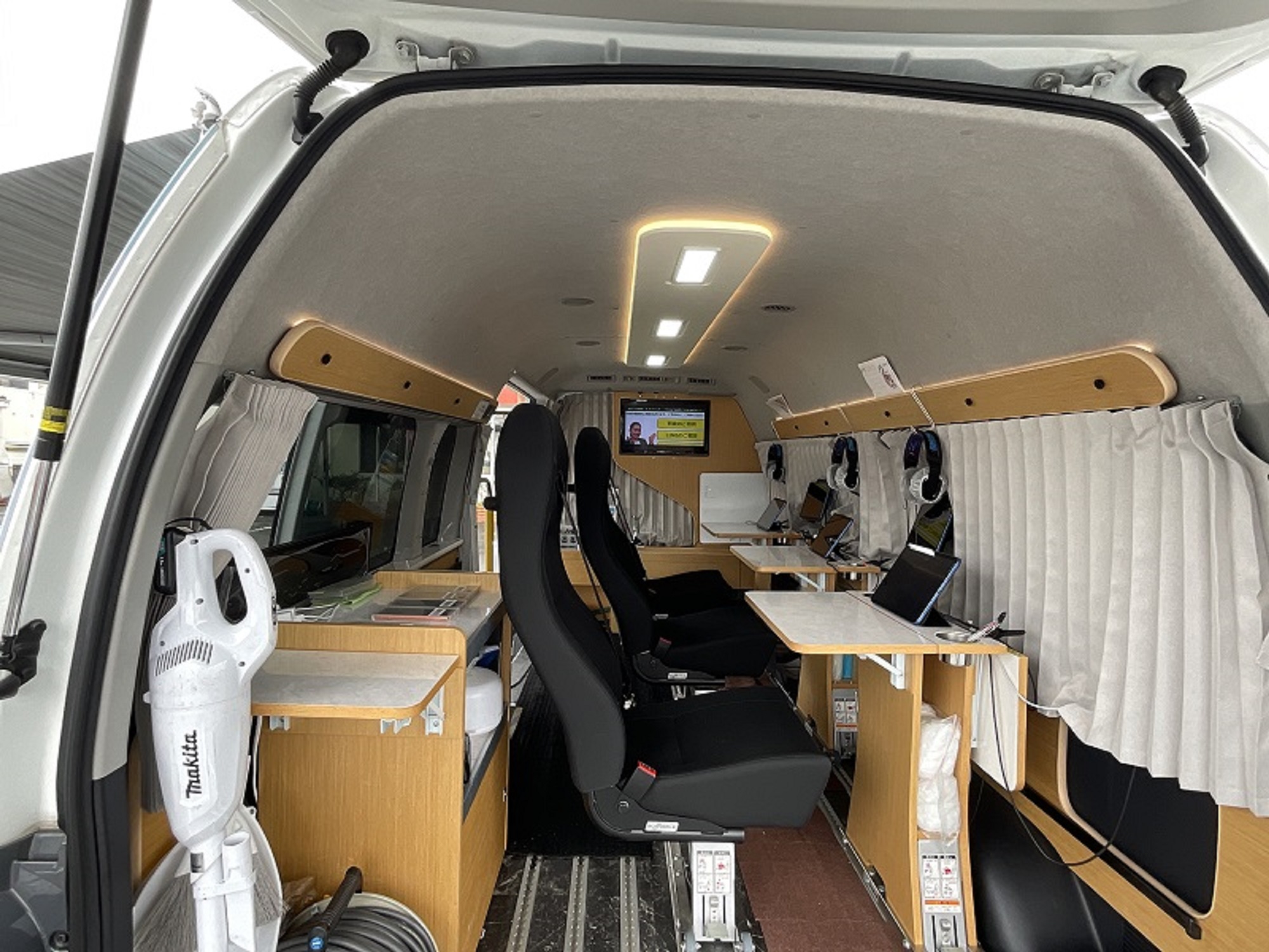 スマホなんでもサポート号の車内の画像