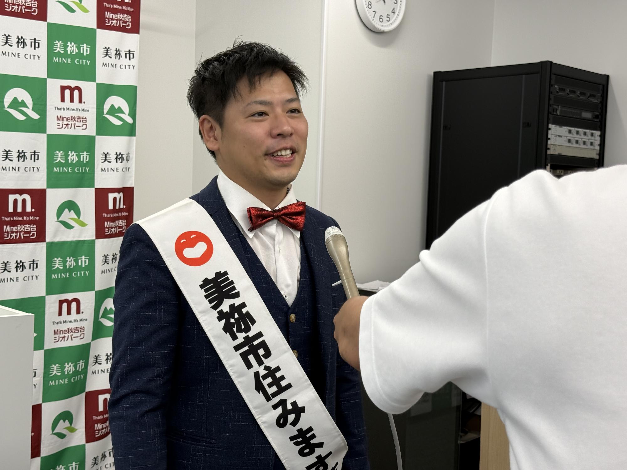 初めてのインタビューで緊張気味のちょいやん