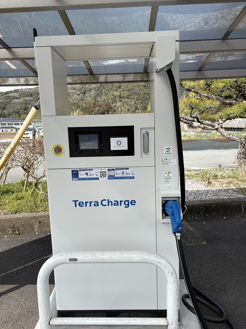 秋芳洞第1駐車場に設置されている急速充電器の写真