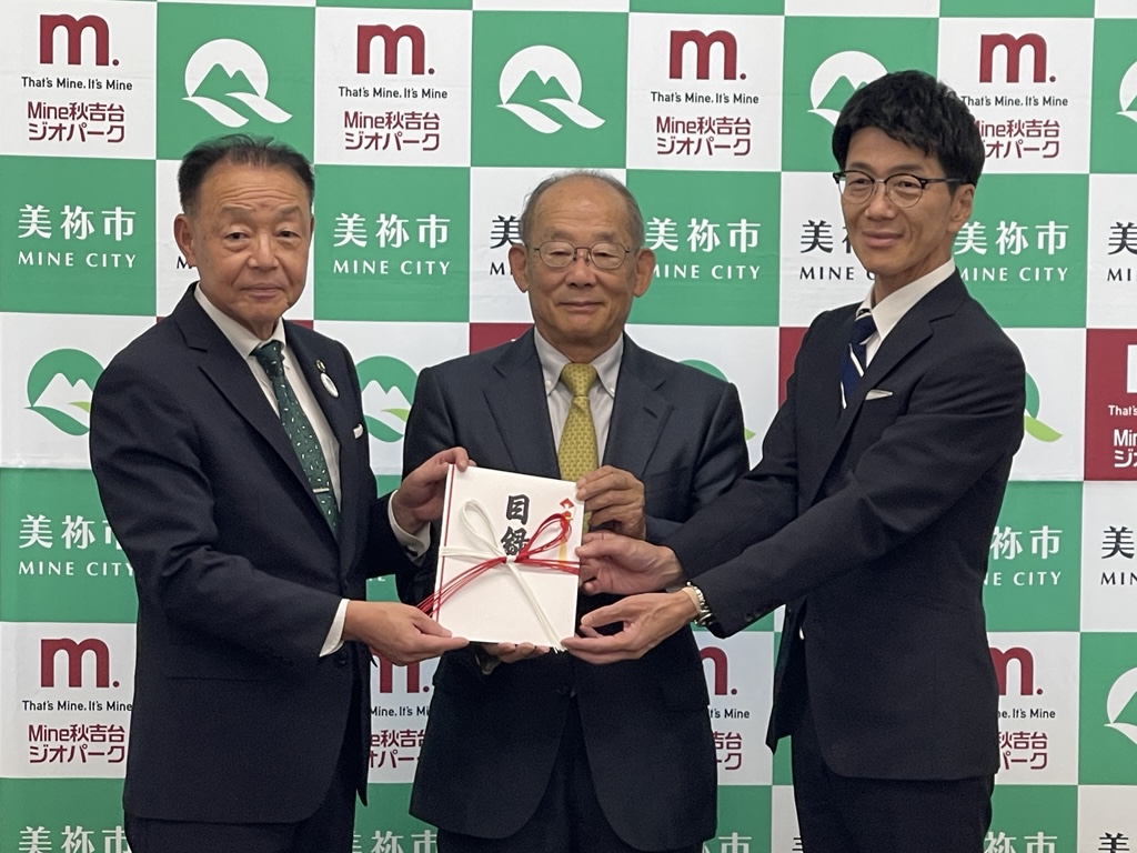 篠田市長と株式会社エス・エス・ケイの椎木健一代表取締役、株式会社山口銀行小郡支店の滝本英治支店長