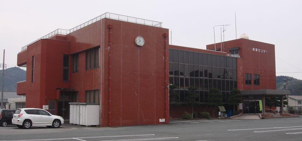 茶褐色の外壁で2階建ての大田公民館の外観写真