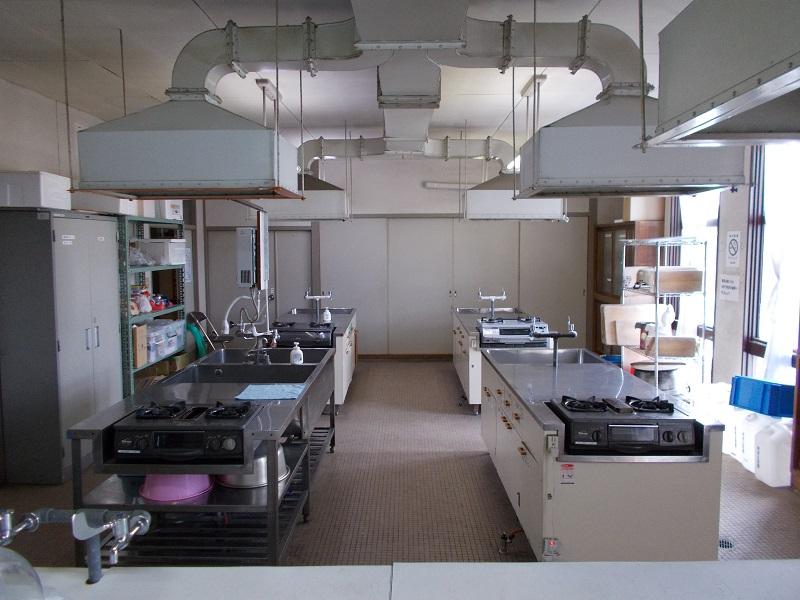調理台が4つ設置されている調理室の写真