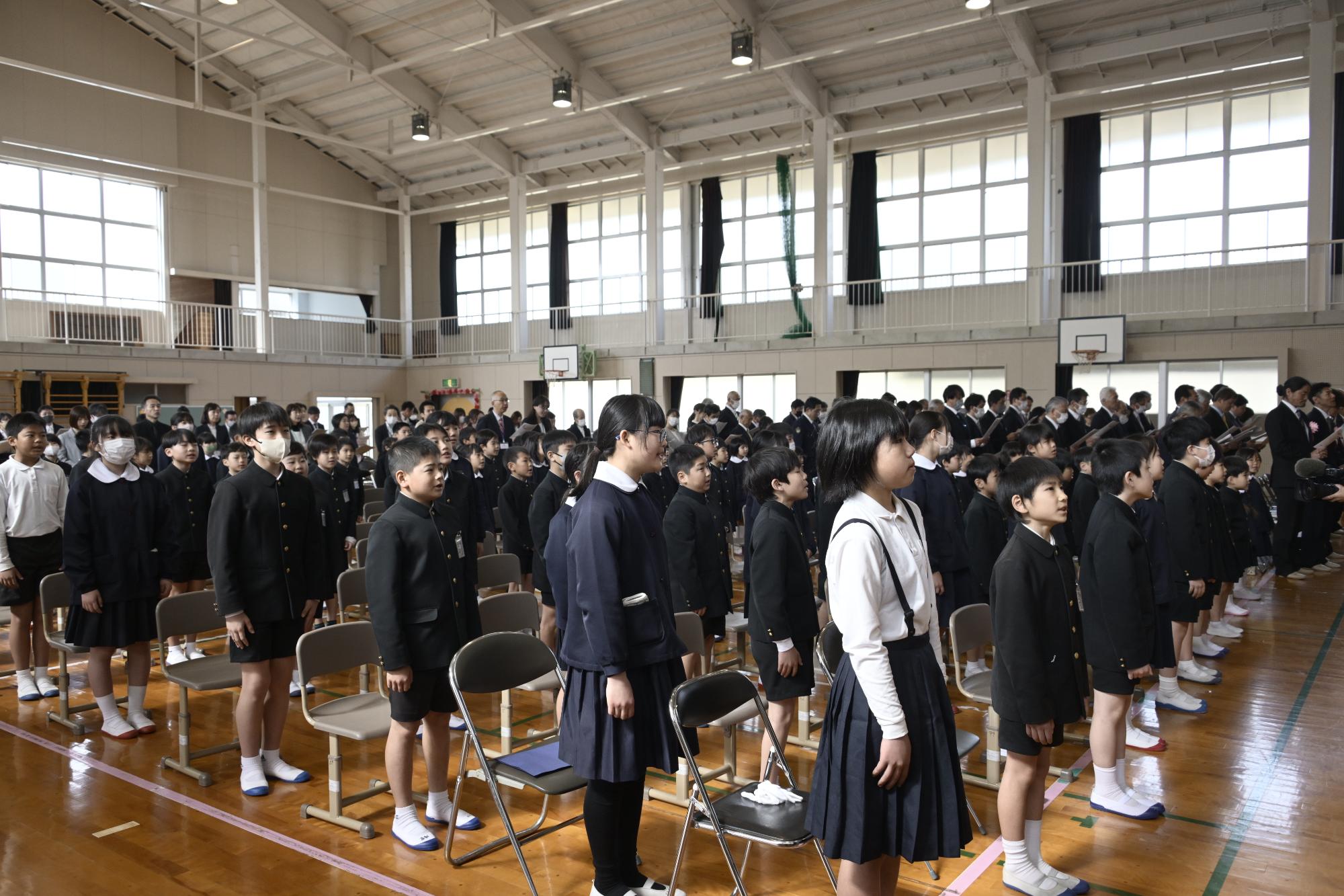 新しい校歌をみんなで元気よく歌いました
