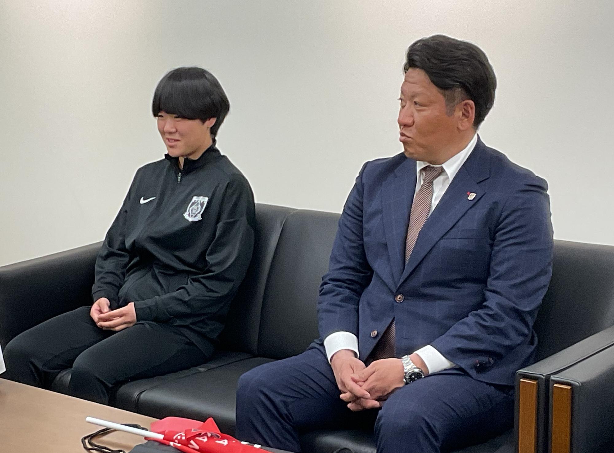 市長らと歓談する原田選手と工藤スポーツダイレクター