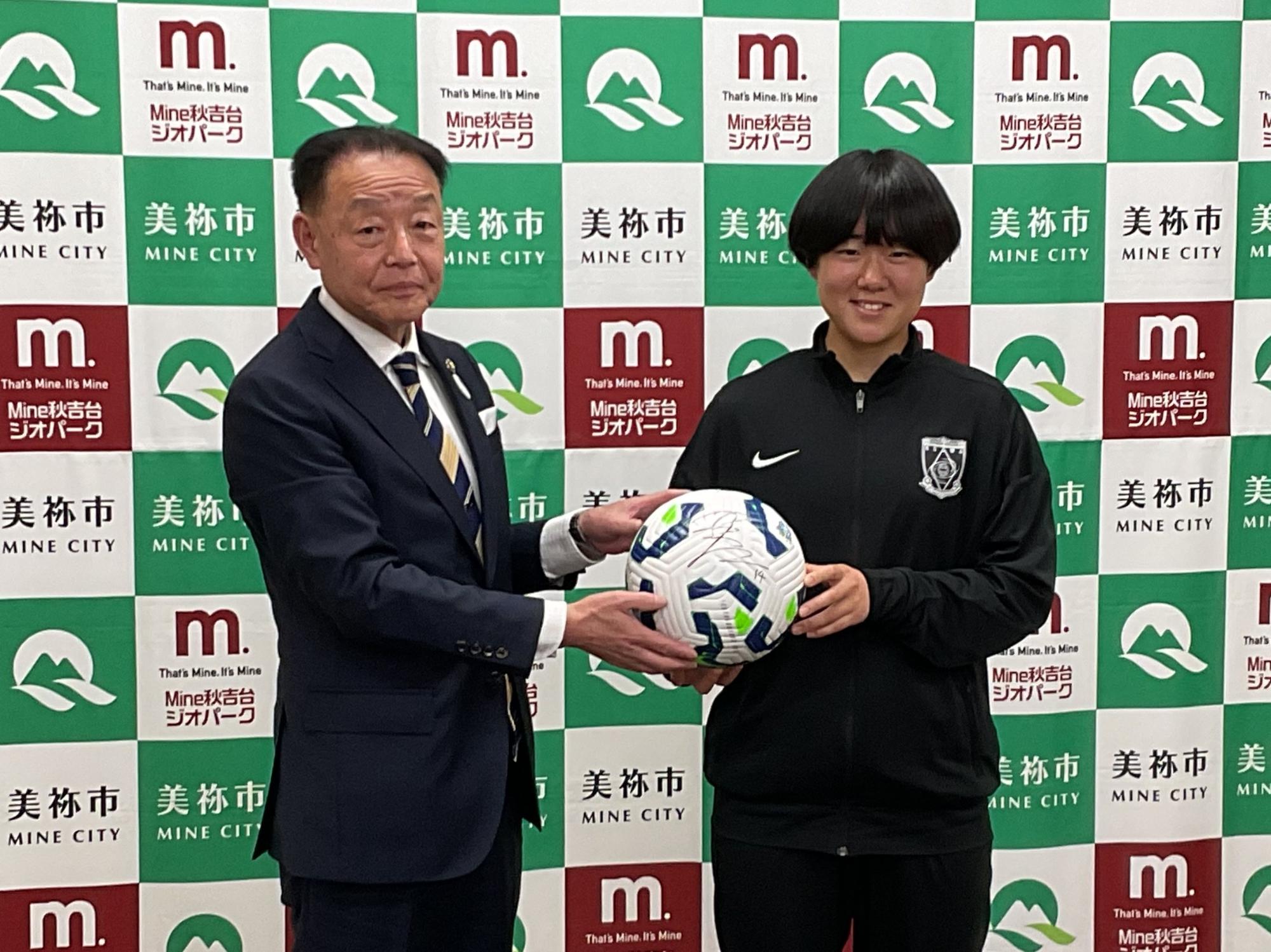 市長にサインボールを手渡す原田選手
