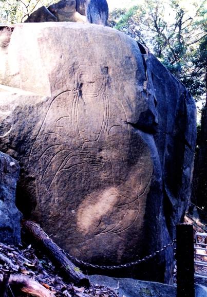 仏様が石に線で彫られている石屋形羅漢山磨崖仏の写真