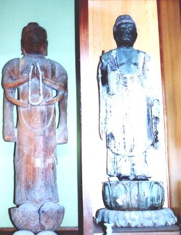 赤褐色と銀色の2体の江下観音堂の仏像の写真