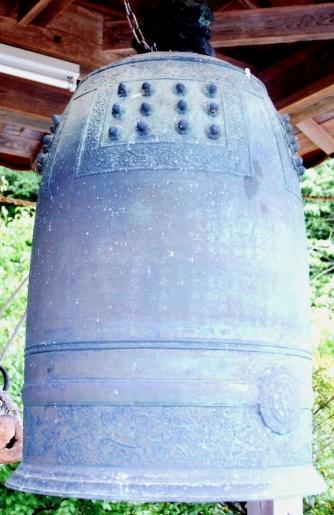 大きな銅造りで下の方には模様が入っている青景八幡宮銅造梵鐘の写真