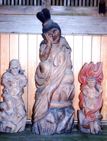 如意輪観世音菩薩立像、不動明王立像、毘沙門天立像の三体の木喰仏の写真