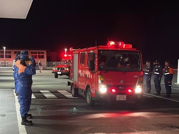 夜警に出発する消防団車両