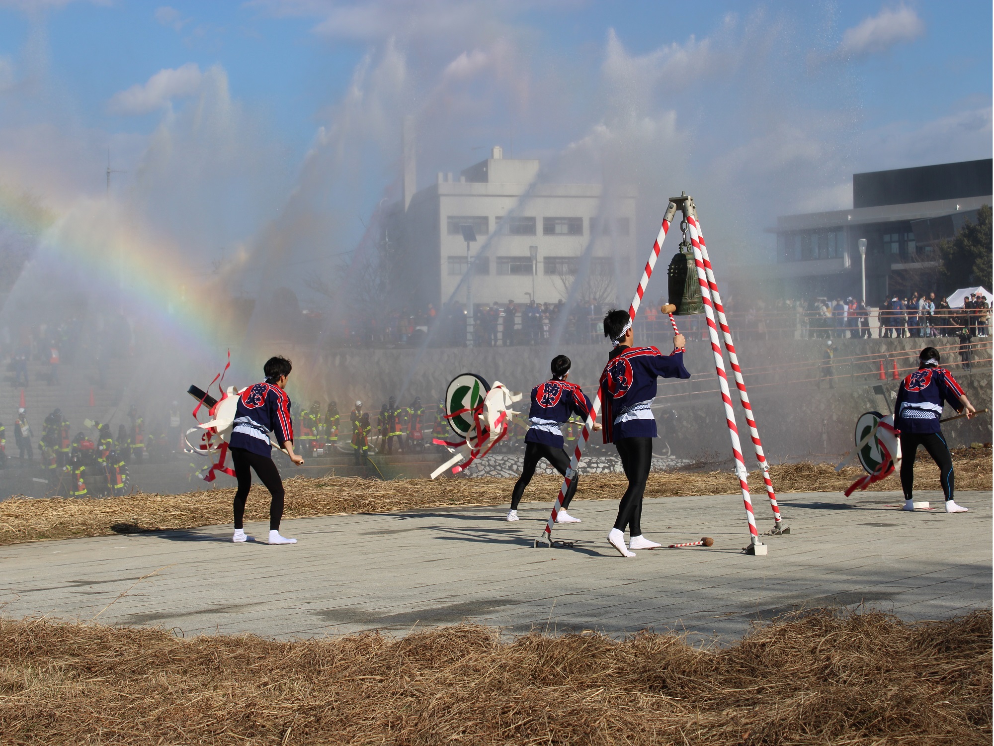 纏を振る消防職員