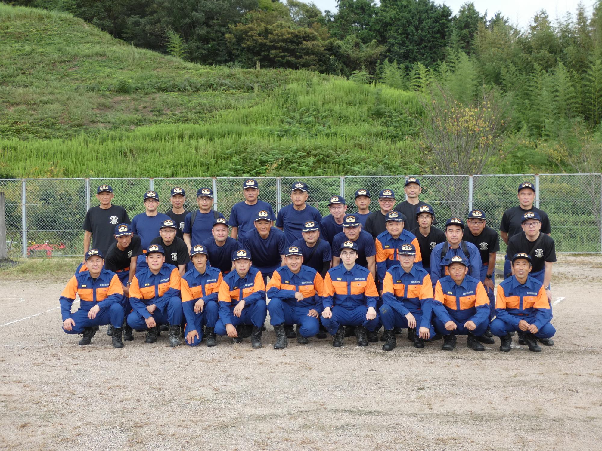 記念撮影をする消防団員