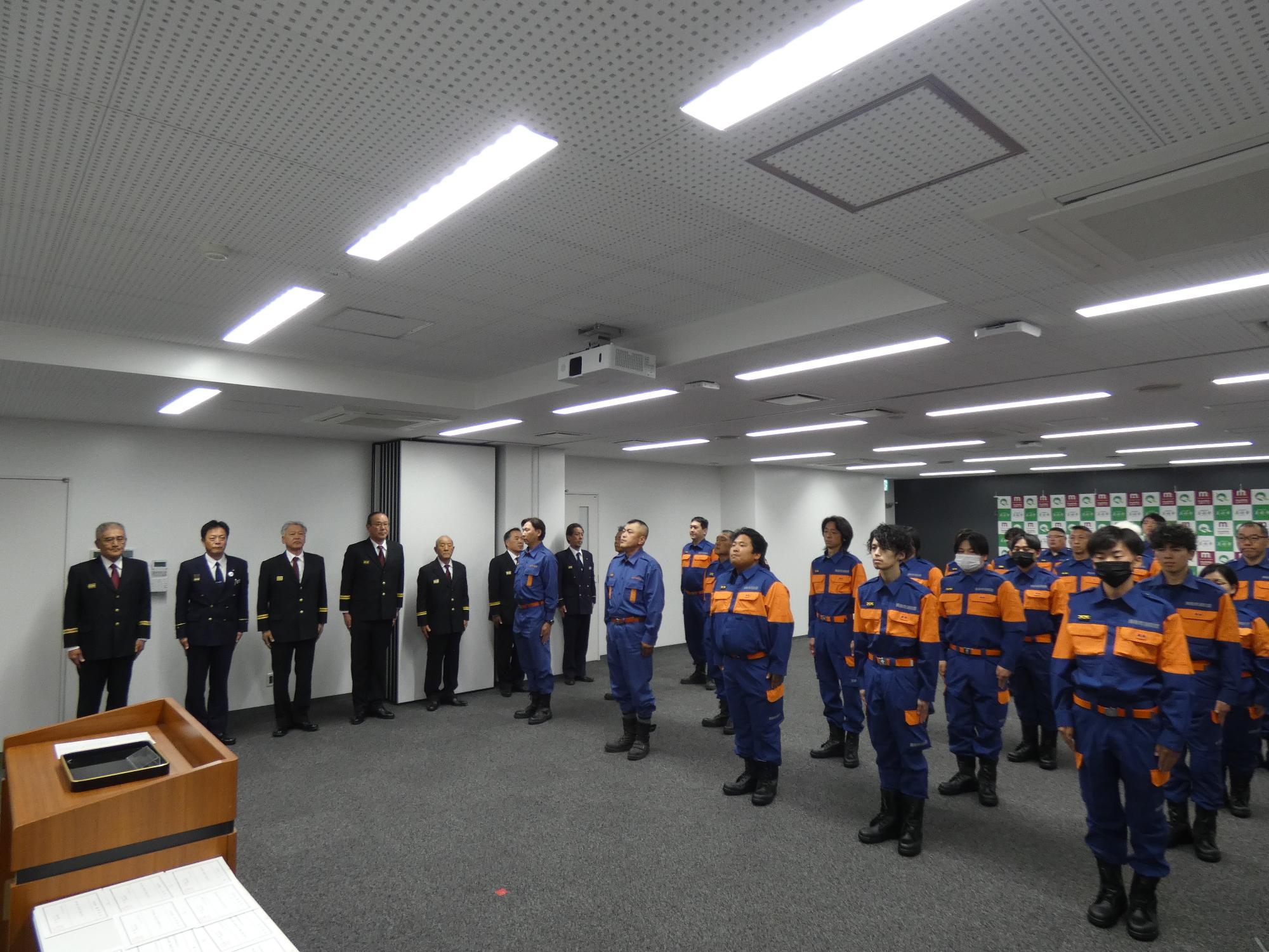 辞令交付式のため整列する消防本部・団幹部及び受令団員