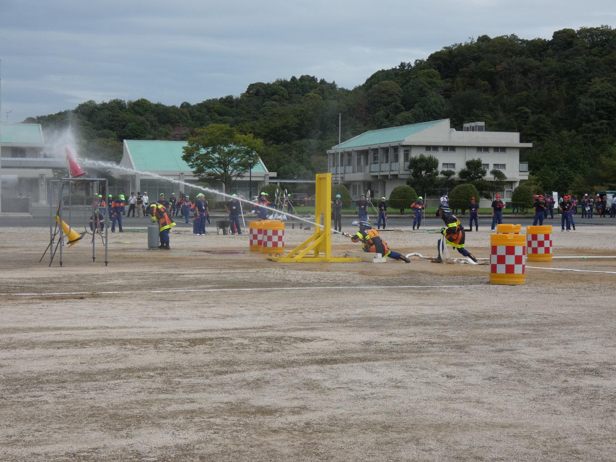 第1標的に放水する消防団員