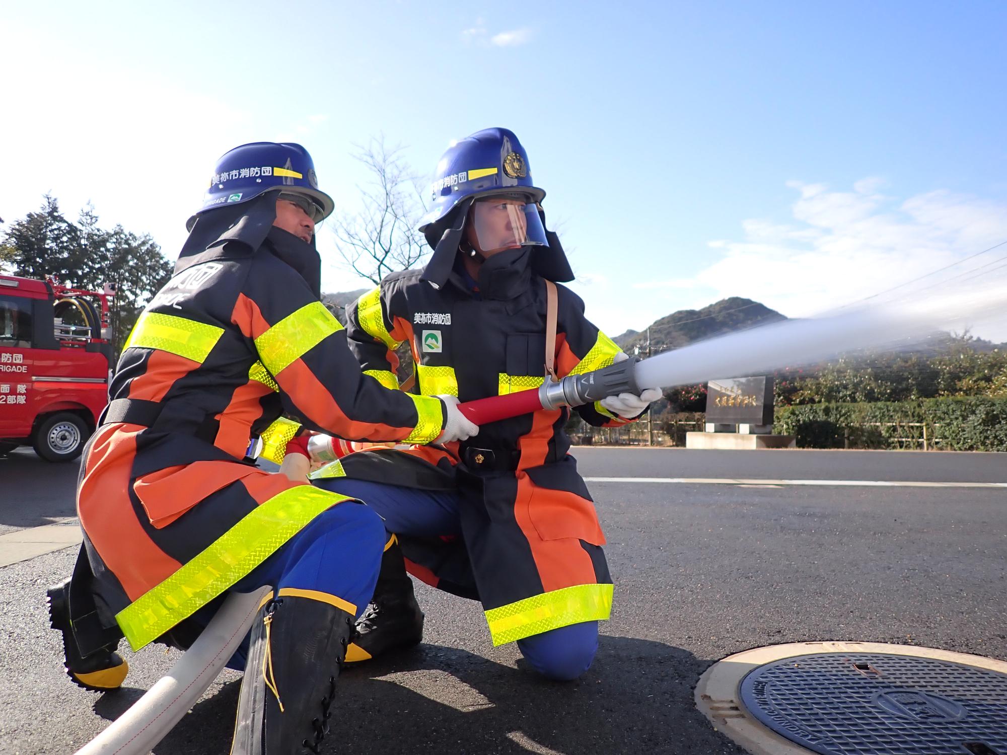 活動訓練で放水をする消防団員