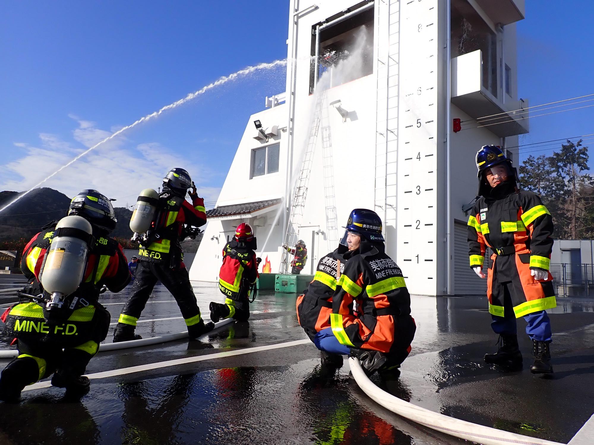 活動訓練で放水をする消防職員と団員