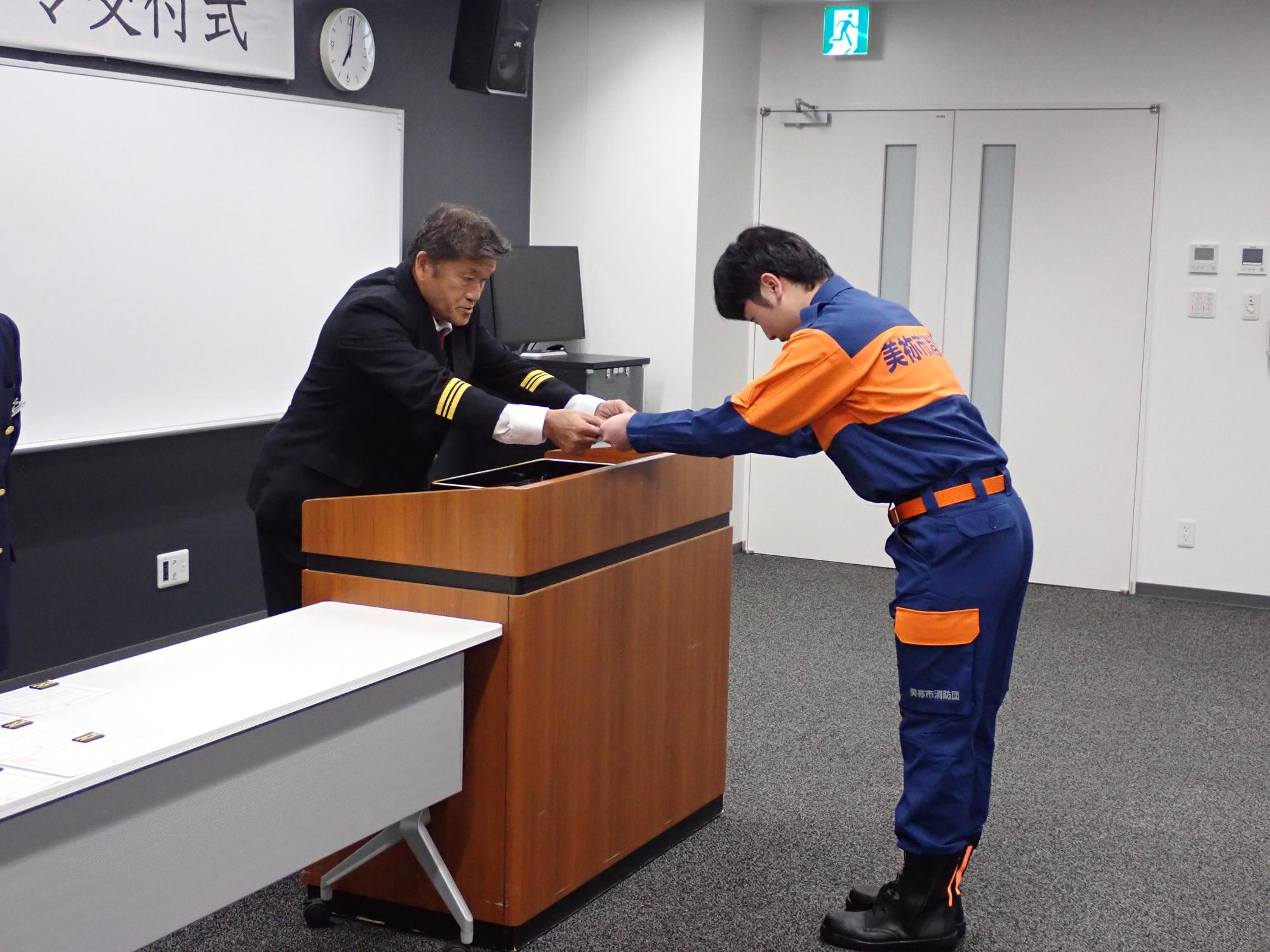 消防団長から辞令を受ける新任団員
