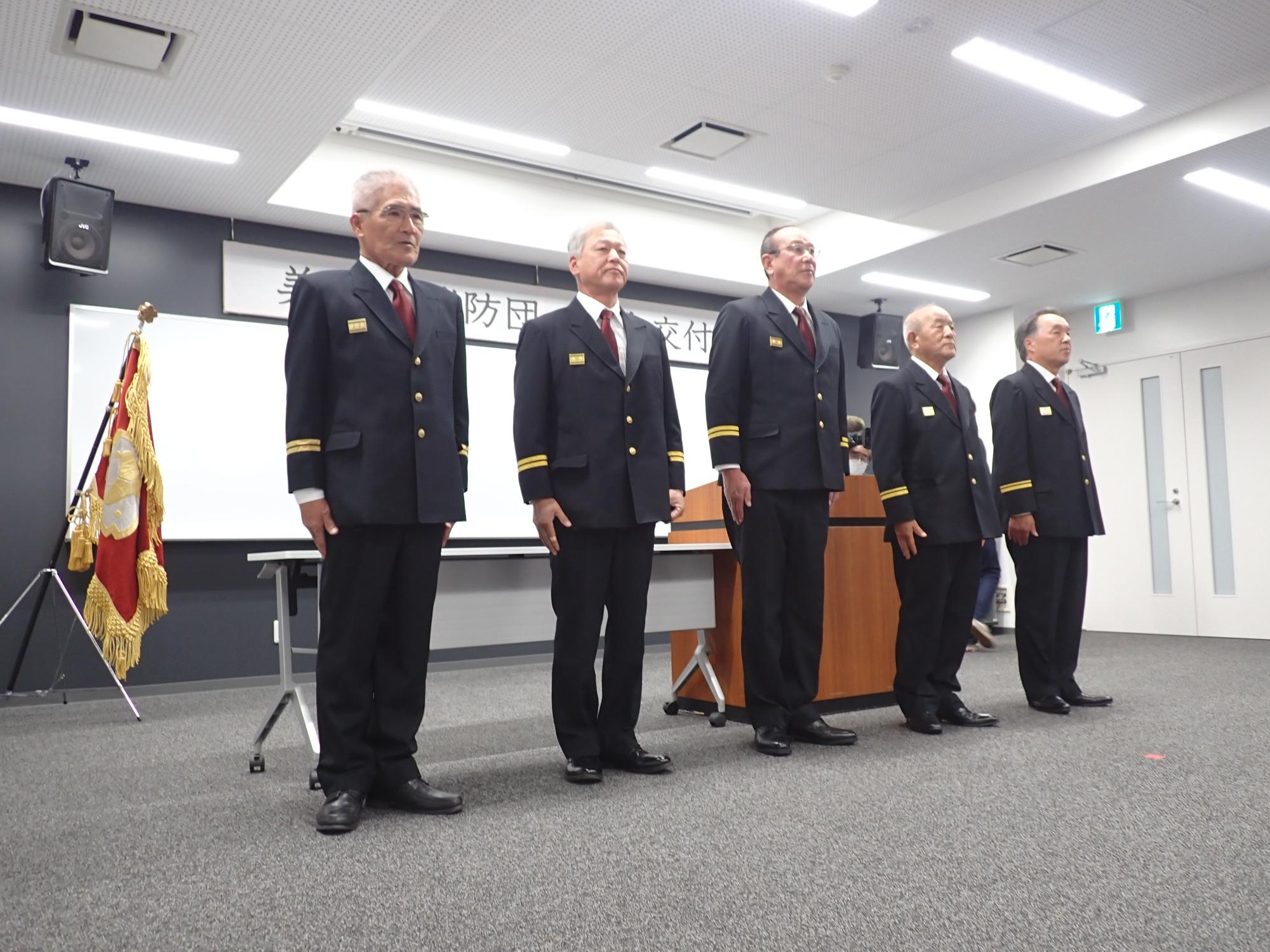 消防団幹部が並び自己紹介をする写真