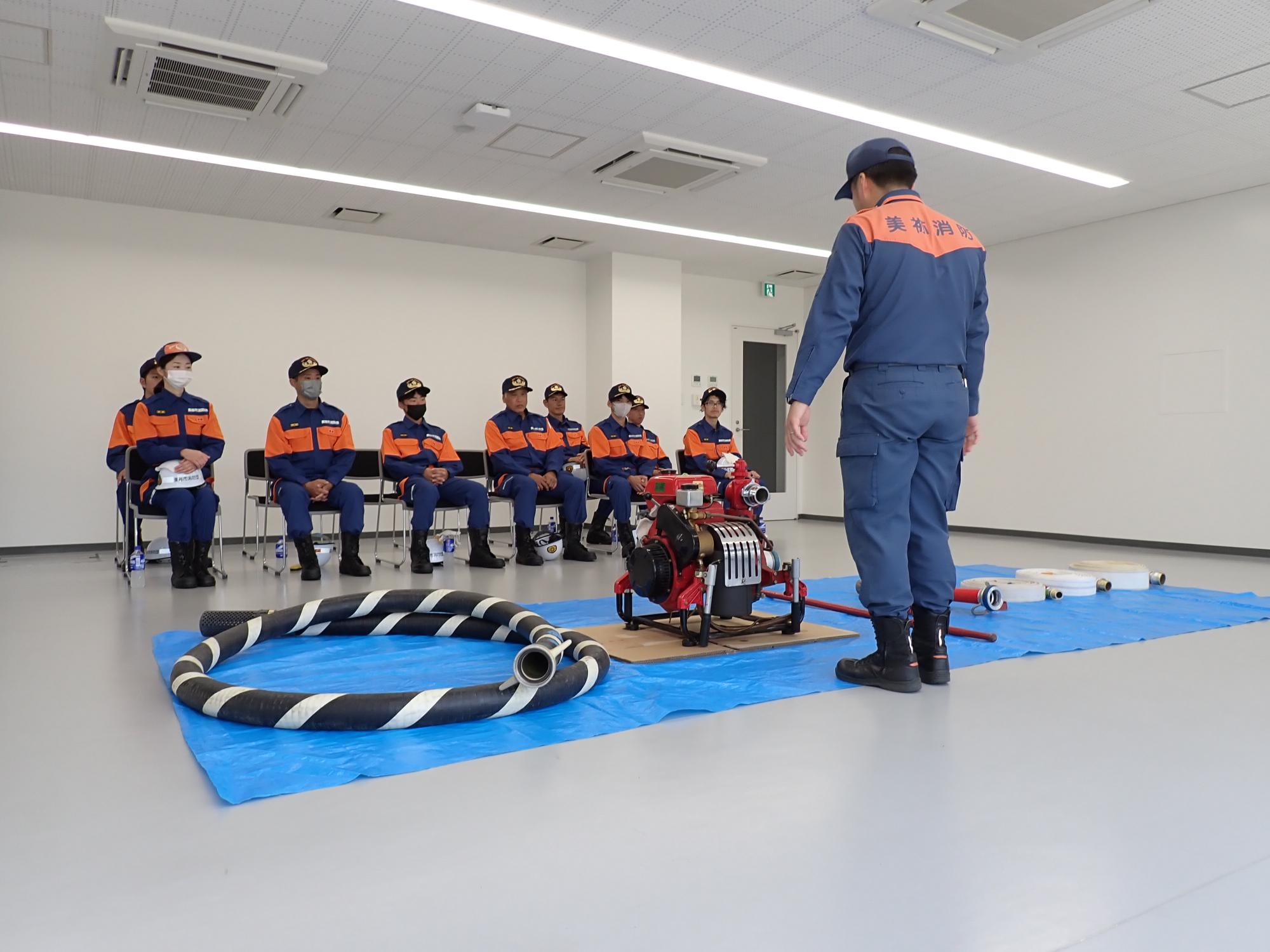 消防資機材の説明を受けている新任団員
