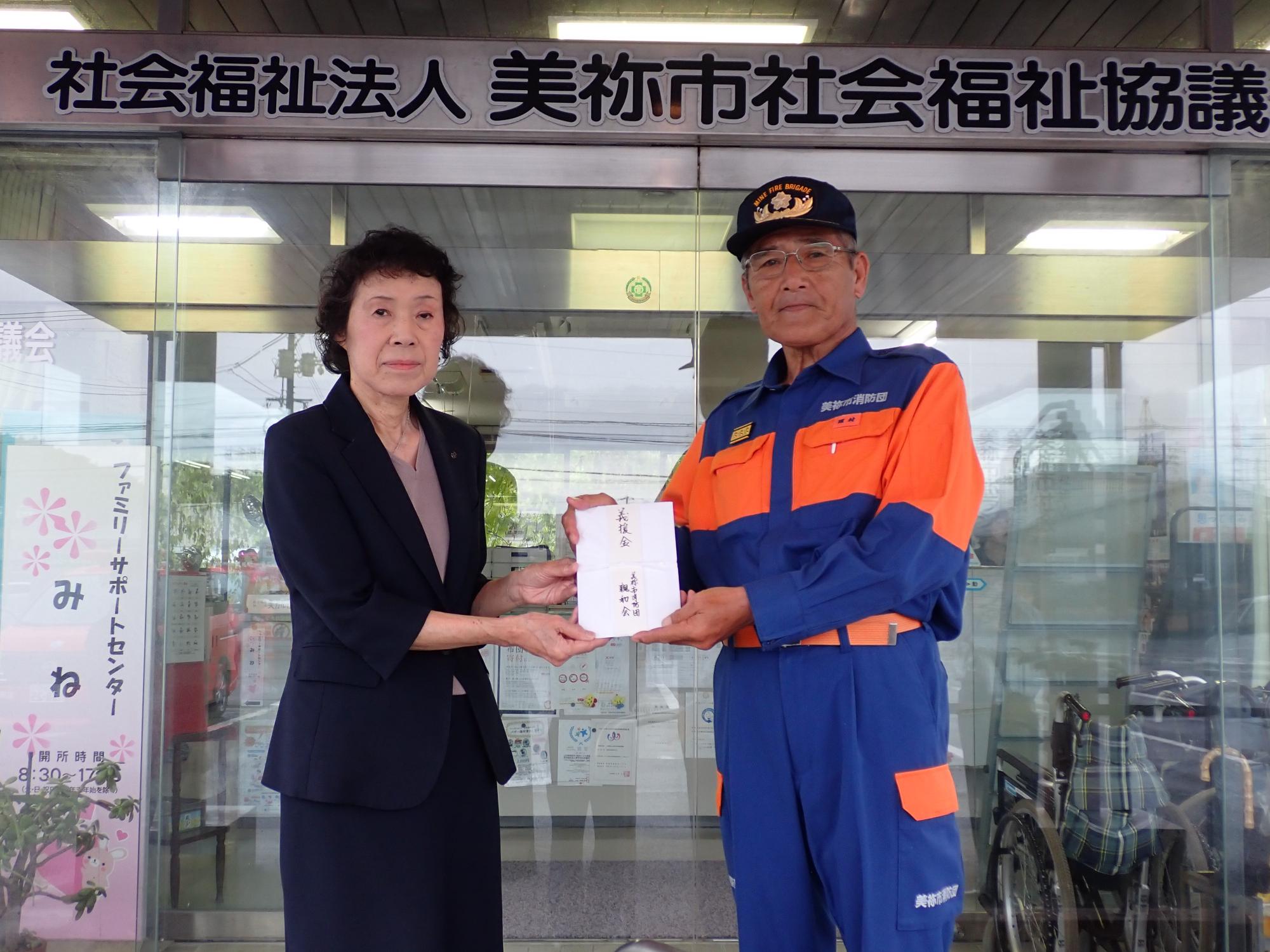 熊本地震被災地への義援金を渡す消防団長と受け取る社会福祉協議会長