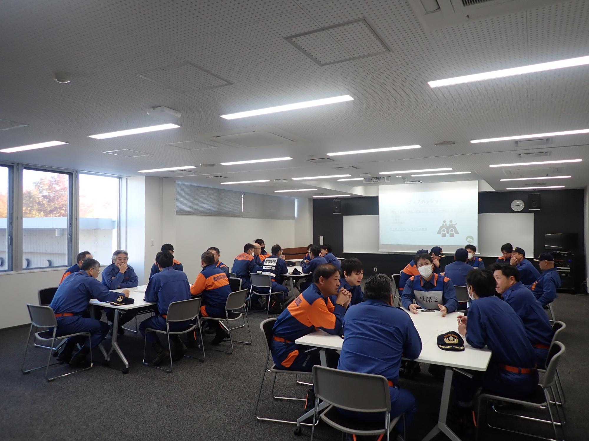 担当職員と災害出場時におけるリスク等を検討する消防団員