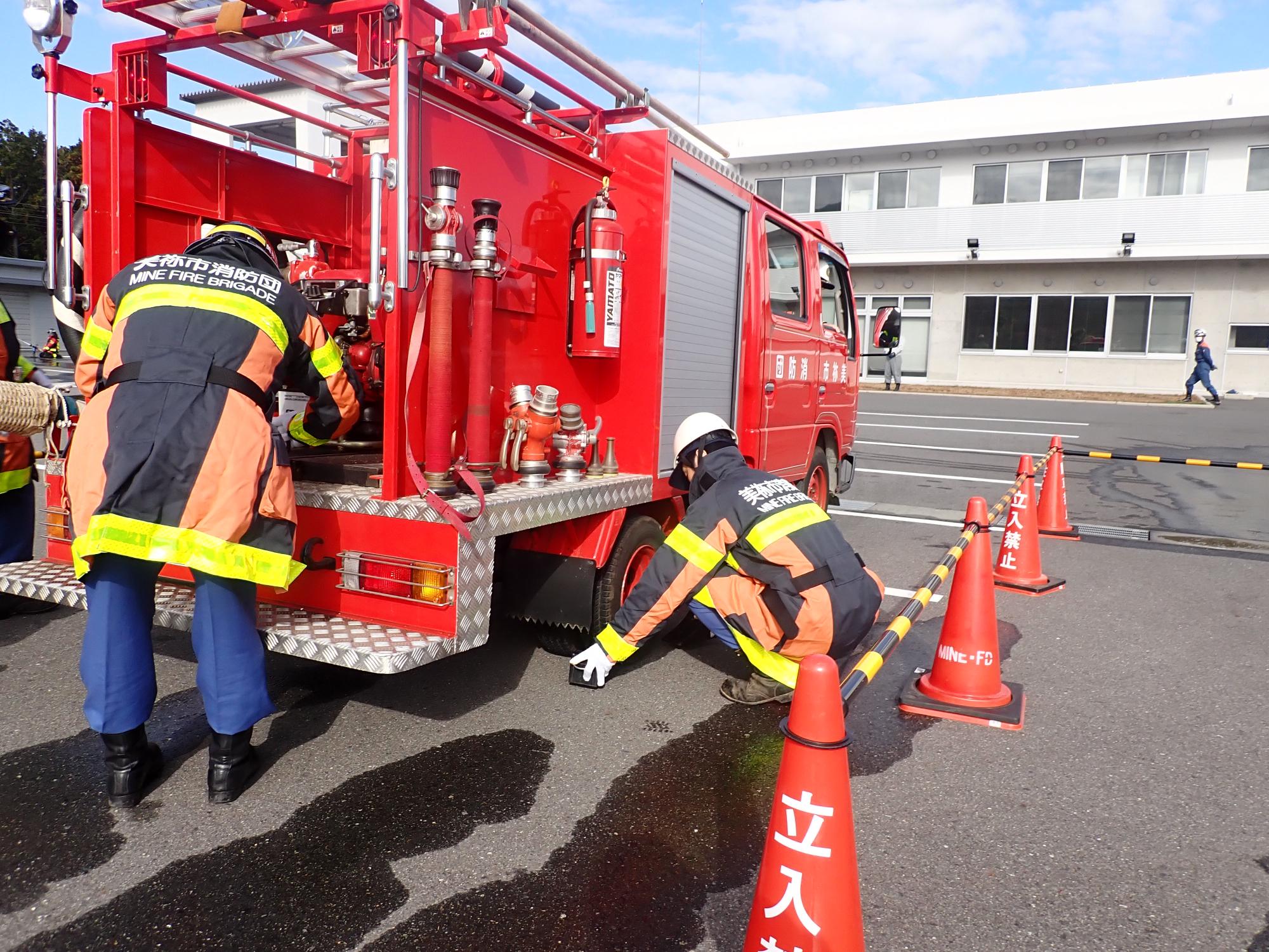 車輪止めを設定する消防団員