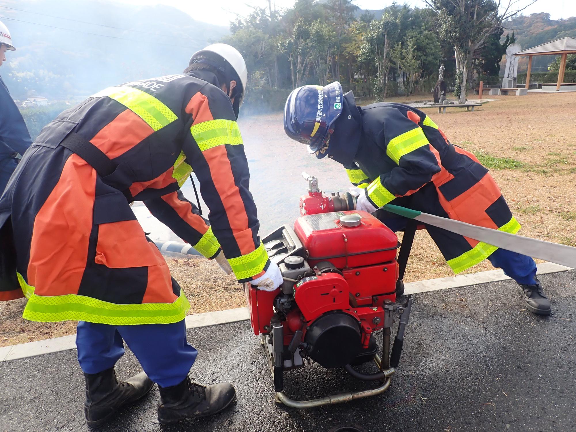 可搬ポンプを操作する消防団員