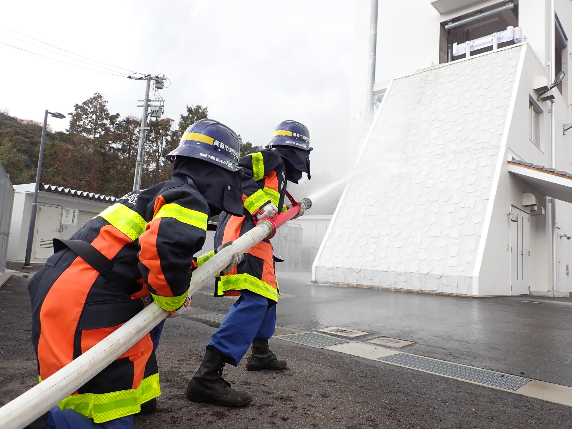 放水をする消防団員