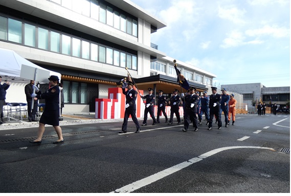 観閲行進する消防職員