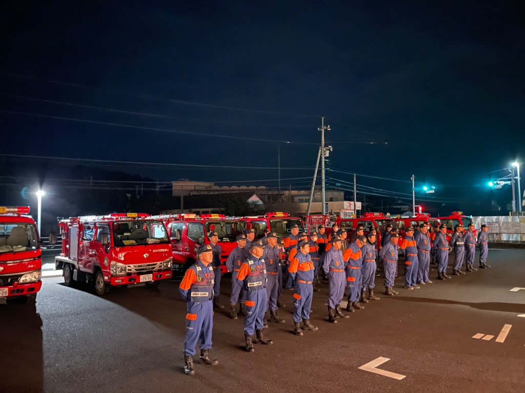 夜警出発式のため整列する消防団員