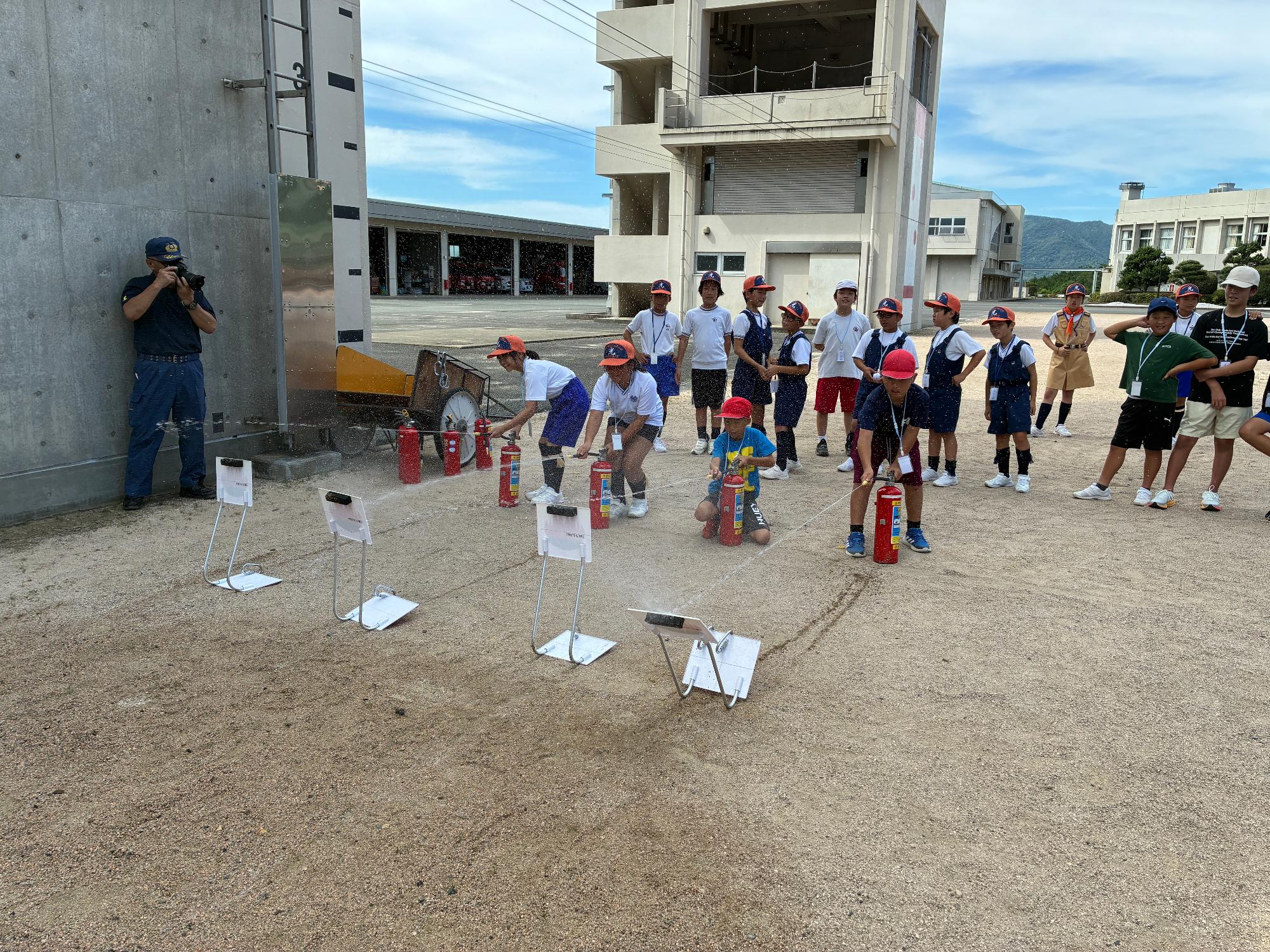令和8年度少年消防クラブ員夏期研修水消火器取り扱い訓練