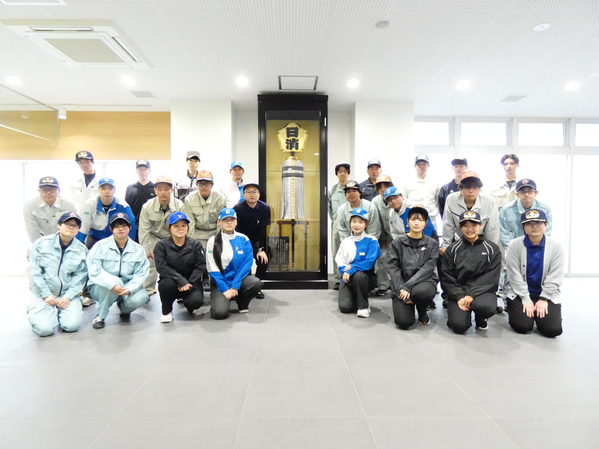 事業所新規採用者の集合写真