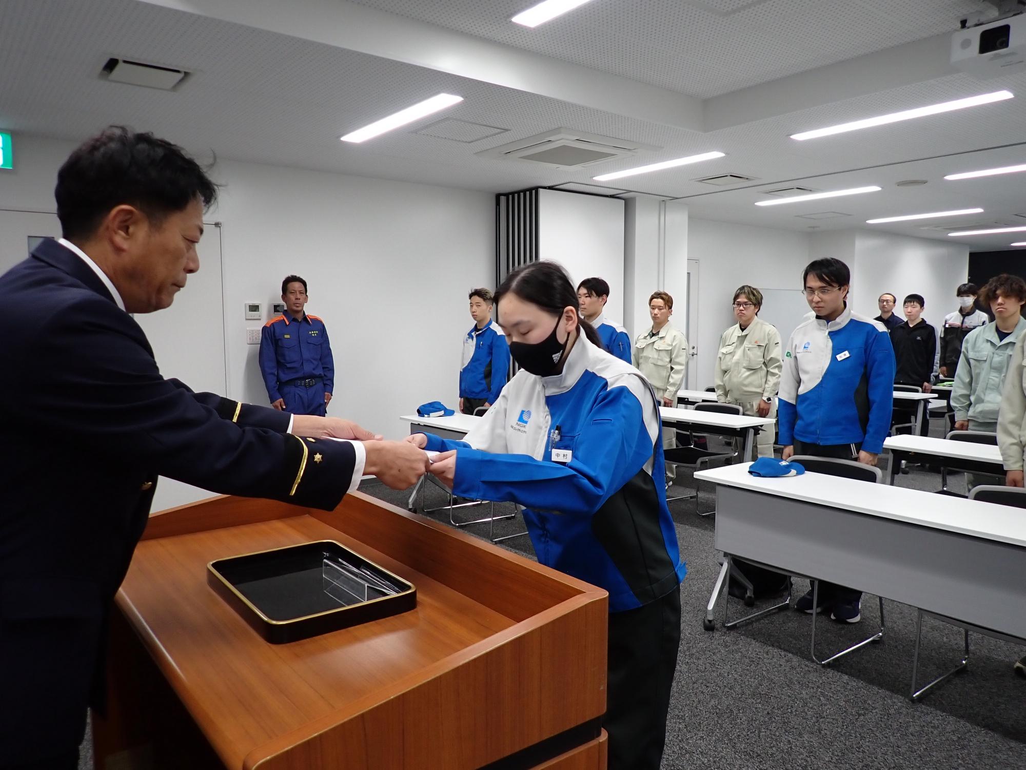 修了書を受け取る事業所新規採用者