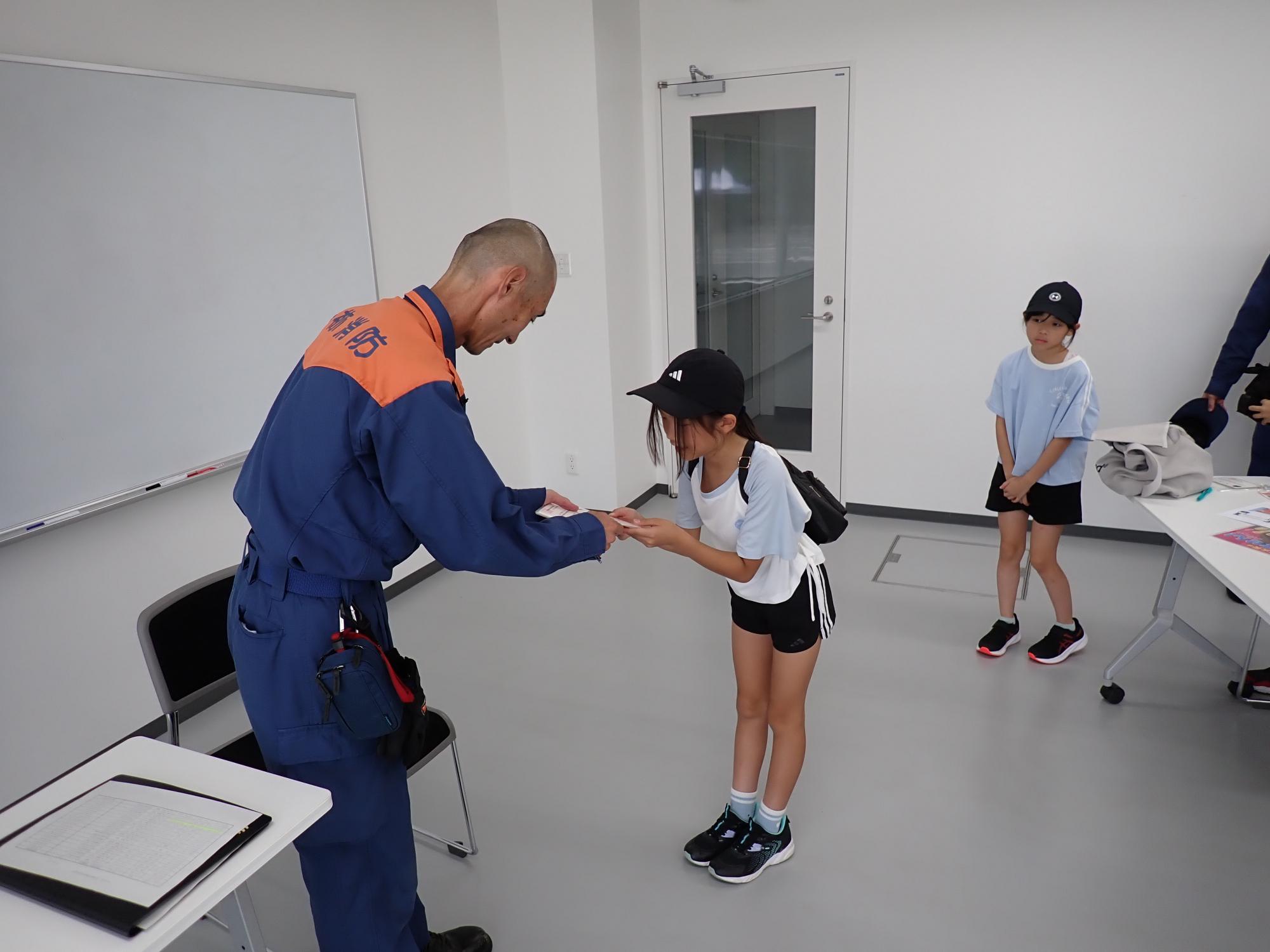 修了証を受け取る様子