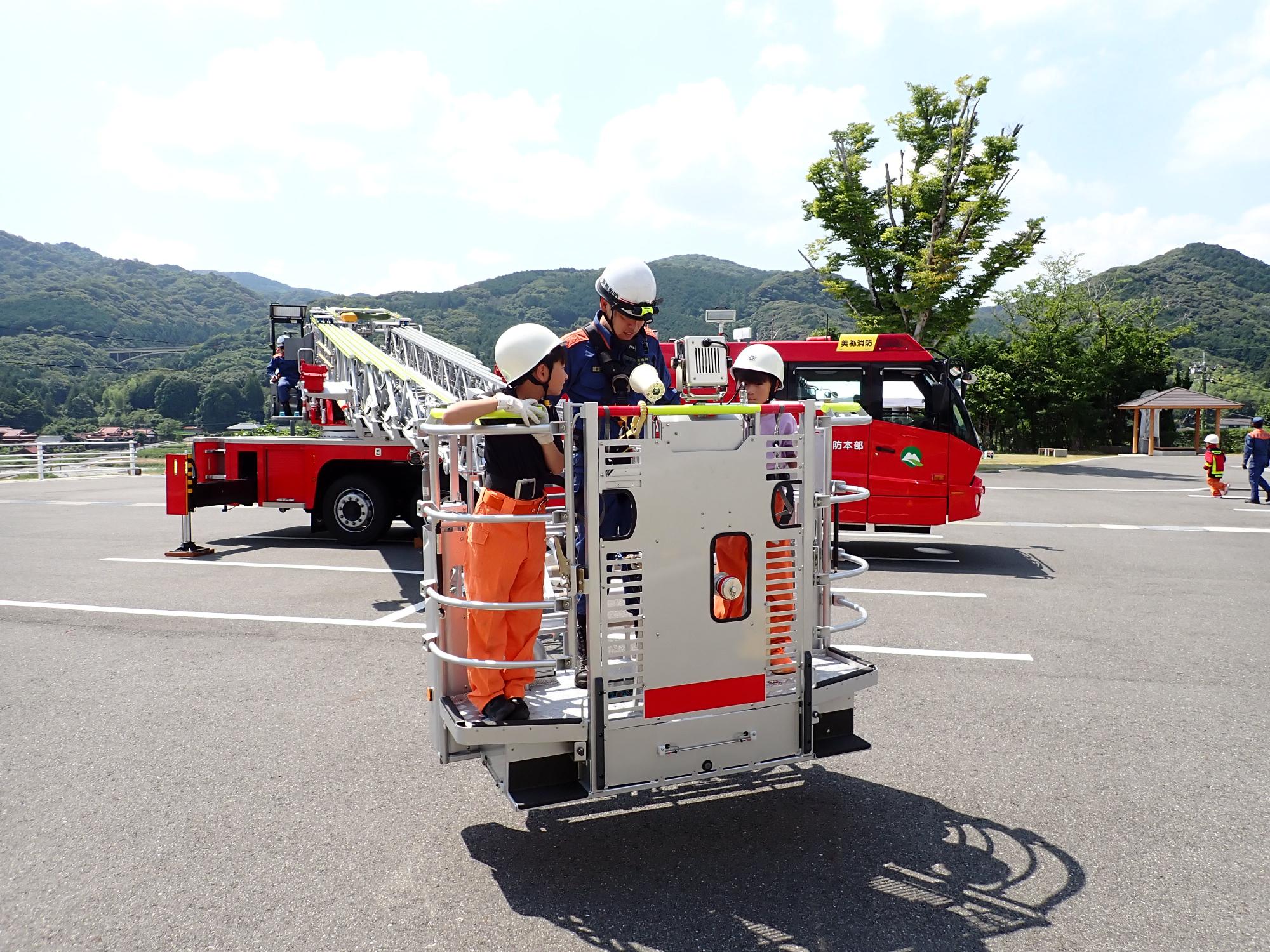 はしご車に乗る様子