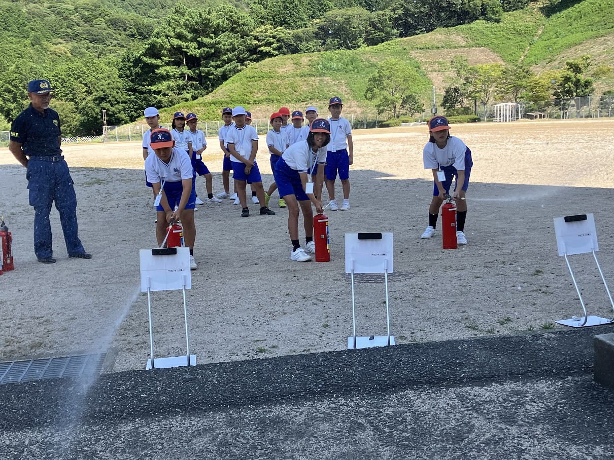 令和7年度少年消防クラブ員夏期研修水消火器取り扱い訓練
