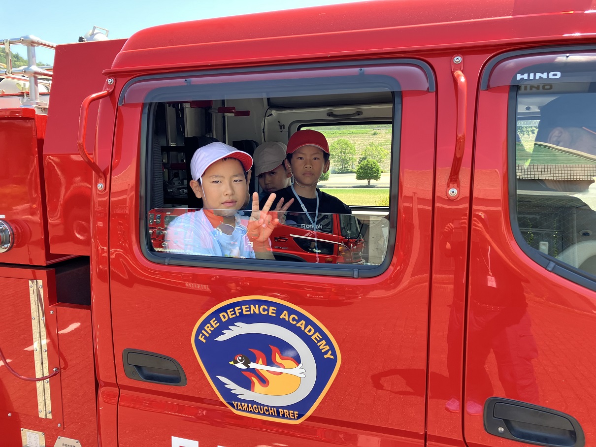 令和7年度少年消防クラブ員夏期研修消防車体験搭乗