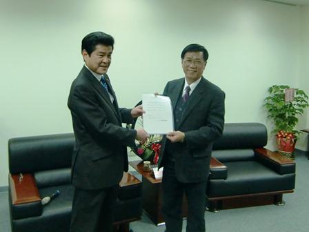 村岡県知事と村田市長が一緒にメッセージを持っている写真