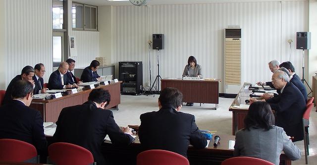 議長をしている女性を囲むように机をコの字に並べて会議をしている参加者の写真