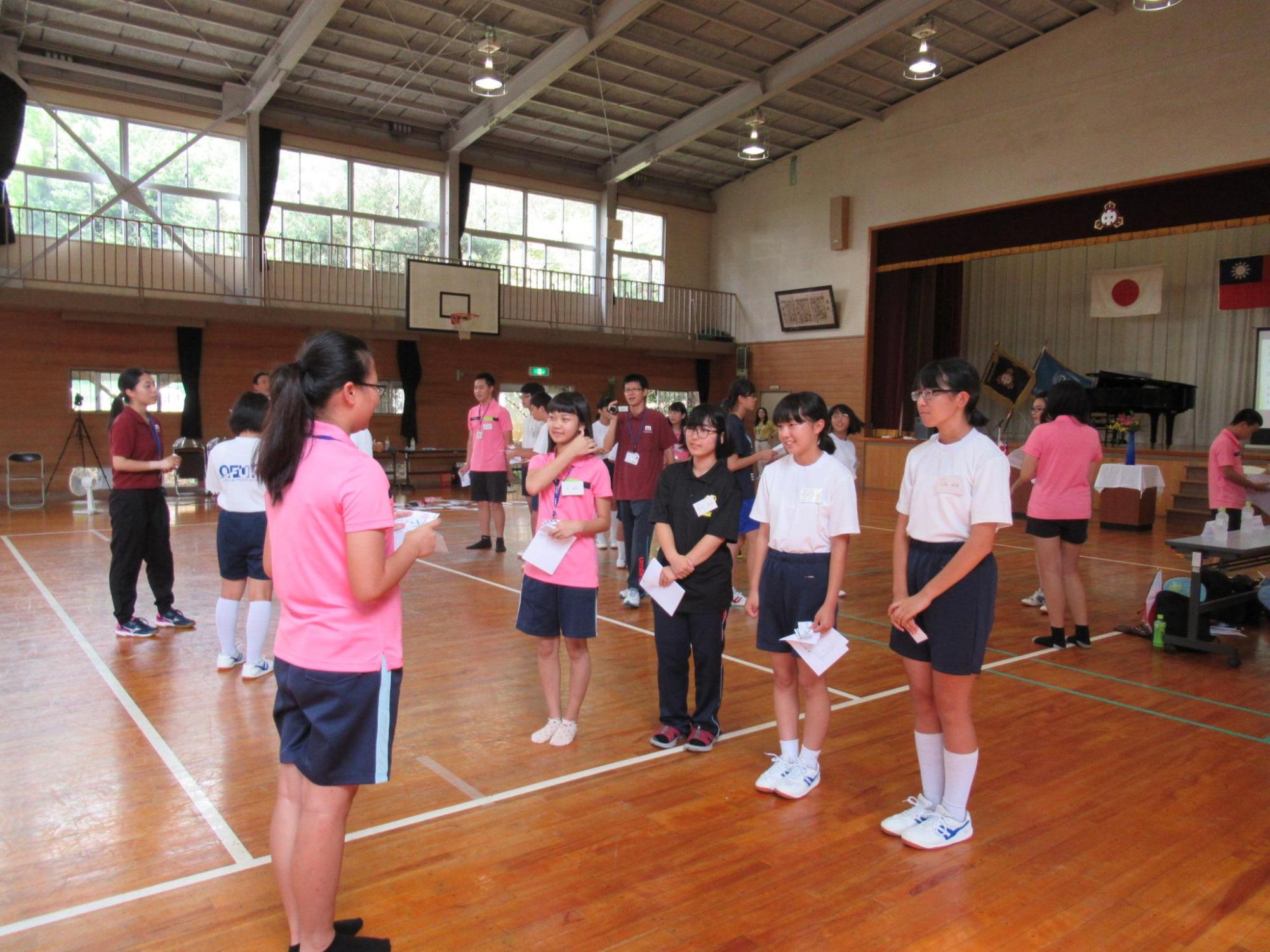 美祢市の中高生と台湾南投縣水里郷の水里国民中学の生徒が互いに自己紹介をしている様子の写真