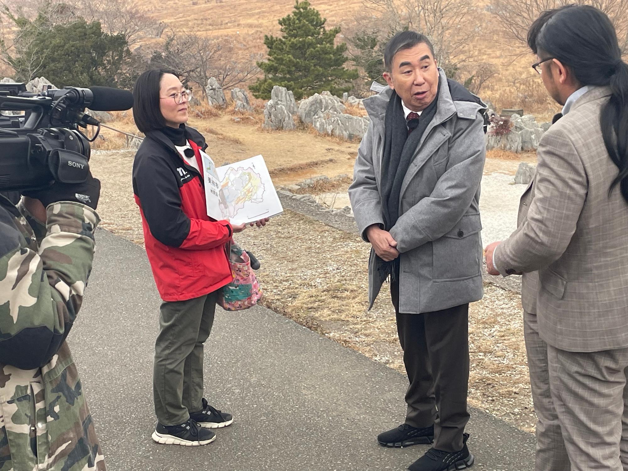 秋吉台でジオガイドさんと