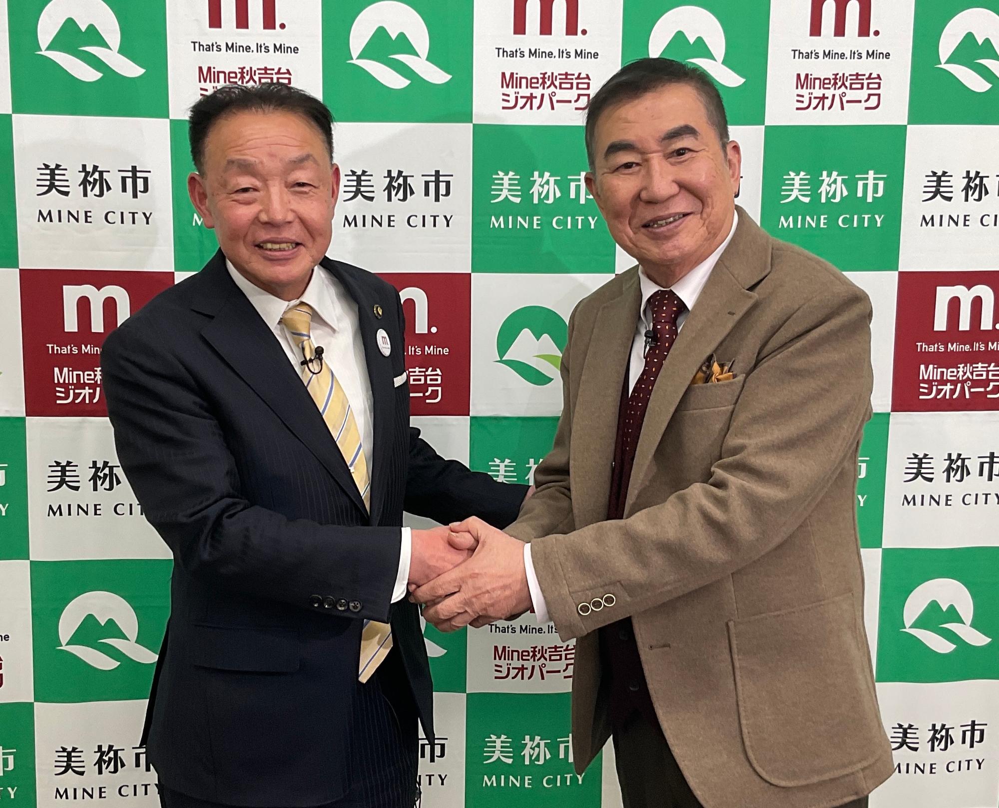 ガッシリと握手する篠田市長と桂文枝さん